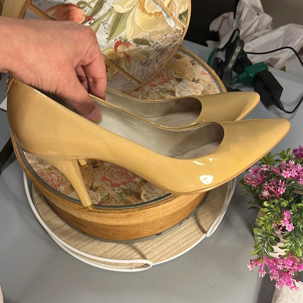 Michael Kors Tan Heels, size 9, great condition - Picture 3 of 7